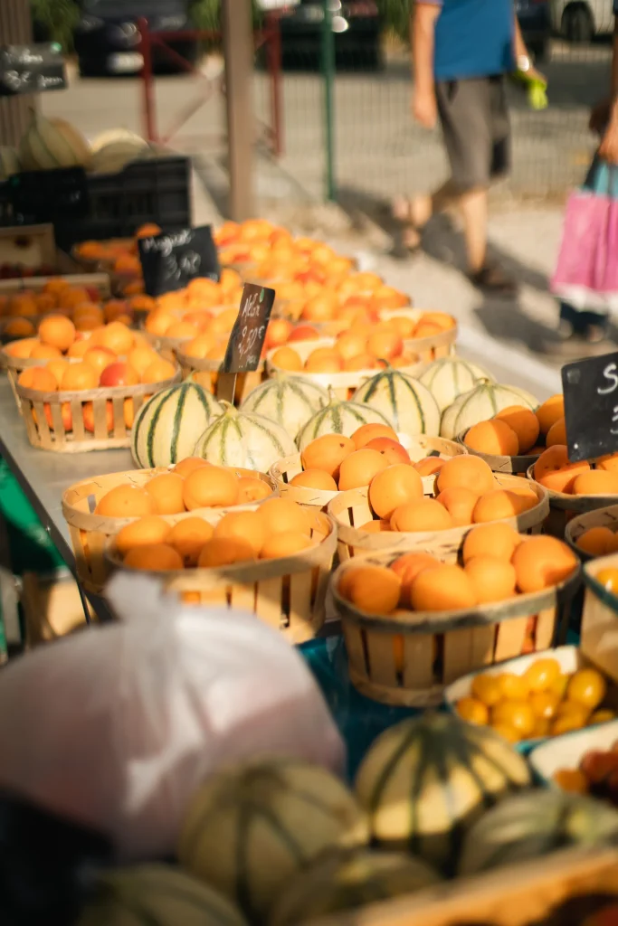 Fruits d'été au marché de Velleron
