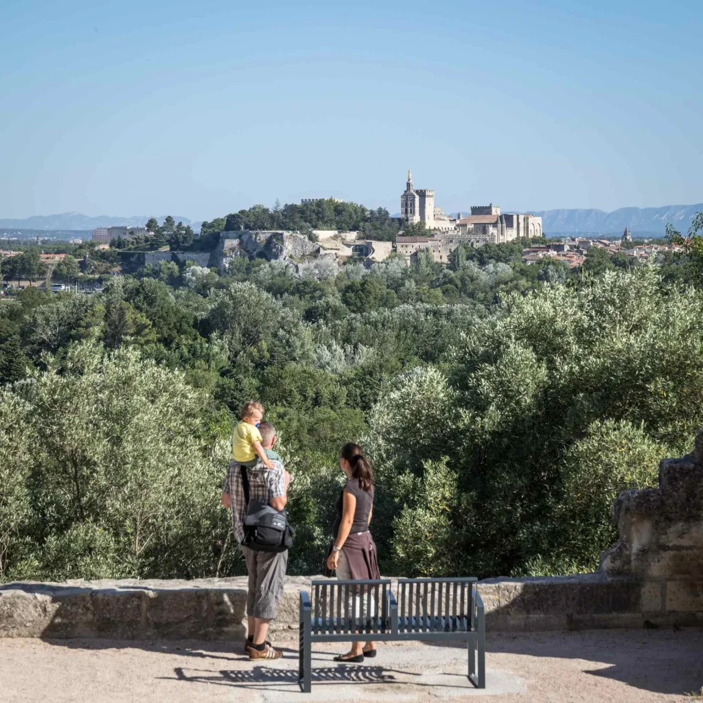 Famille regardant la vue sur l'abbaye St-André