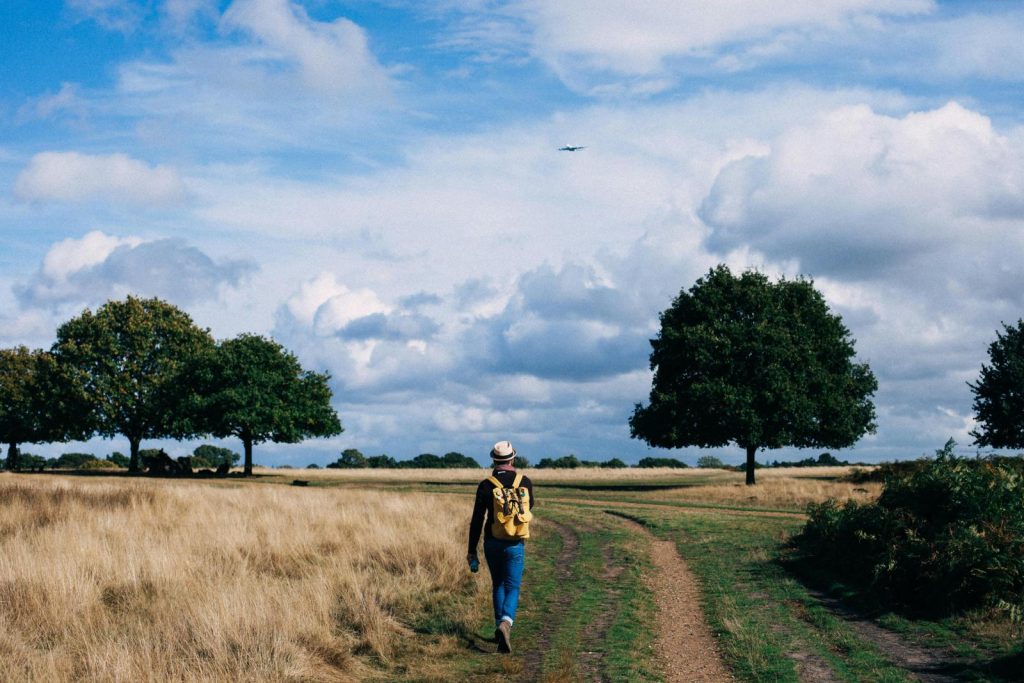 homme-sur-un-sentier