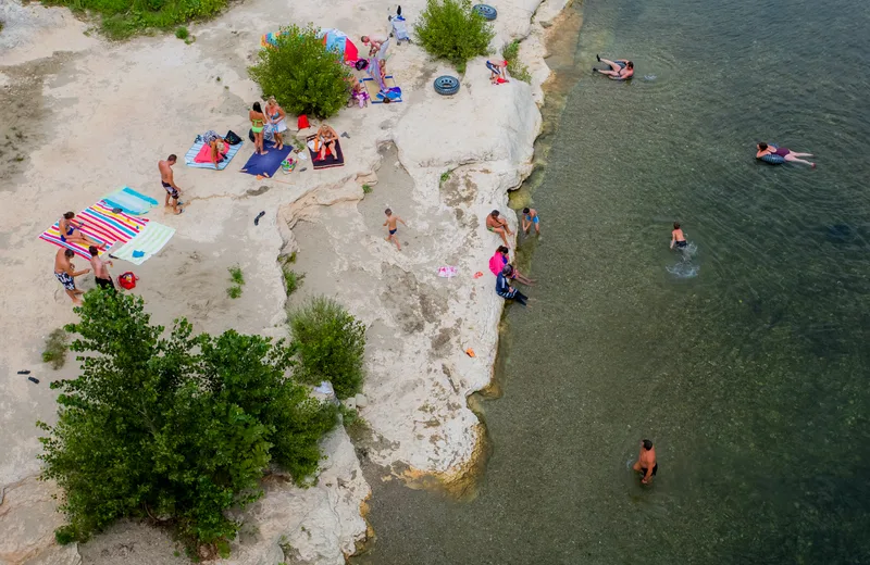 Baignade sur la rive gauche du Gardon à Collias