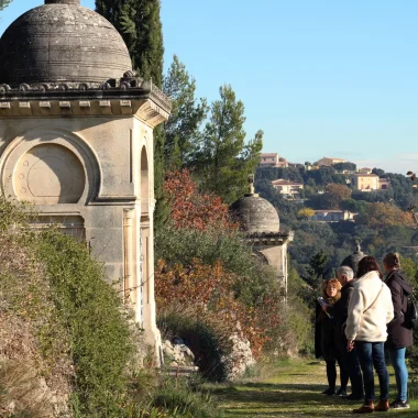 Découvrir les trésors historiques autour d’Avignon cet hiver.