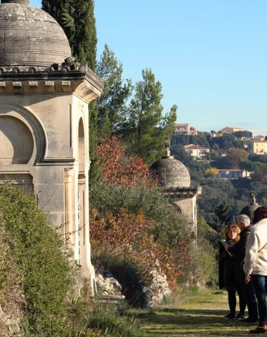 Découvrir les trésors historiques autour d’Avignon cet hiver.