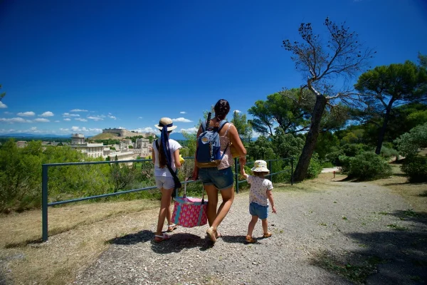 famille pique-nique colline mourgues